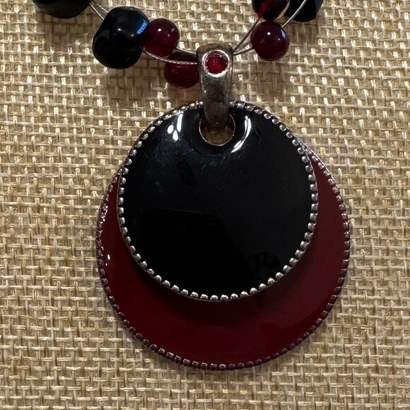 NEW Dress Barn Bead & Medallion Necklace Black & Burgandy - Picture 3 of 4